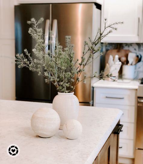 Island Centerpiece Ideas Kitchen Boho, Small Island Decor, Kitchen Island Decor Japandi, Kitchen Island Decor Dark Granite, Kitchen Island Decor Glass Jars, Large Vase Kitchen Counter, Decorating Kitchen Island, Kitchen Island Centerpiece, Modern Centerpieces