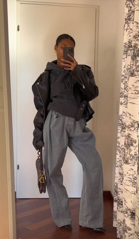 Gray Denim Jeans Outfit, Gray Trousers Outfit, Timeless Fits, Minimalism Clothes, Aw 23, Outfits Jewelry, Casual Outfit Idea, Denim Jeans Outfit, Denim Streetwear