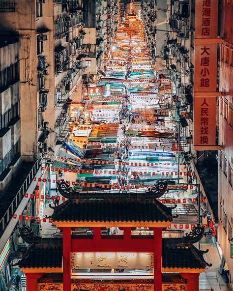 Temple street market views from above, Hong Kong. First night in Hong Kong. This was amazing. We had dinner at Ming Fat’s in the night market. Feb 2019 Temple Street Night Market, Hong Kong Night, Hong Kong Beaches, Yum Cha, Travel Baby Shower Theme, Travel Baby Showers, Travel Girl, Hong Kong Travel, Street Market