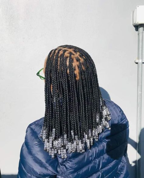 Short Box Braid With Beads, Small Knotless Braids Short With Beads, Back To School Hairstyles Braids 2023, Small Knotless With Beads Short, Short Knotless Box Braids With Beads And Color, Hairstyle With Beads Black Women, Short Box Braids Without Beads, Coloured Knotless Braids With Beads, Bob Knotless Box Braids With Beads