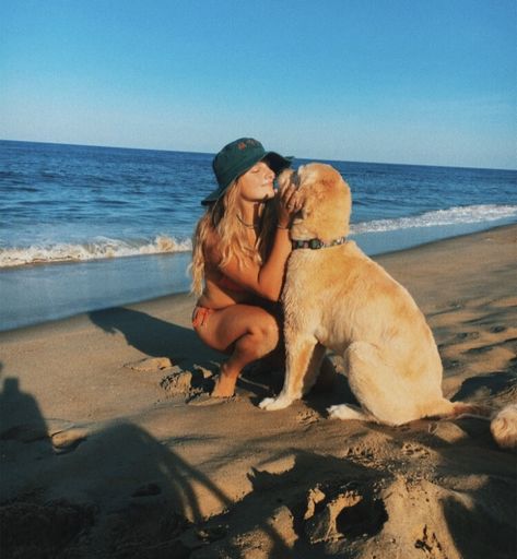 Cute Picture With Dog, Dog And Owner Aesthetic, Golden Retriever Girlfriend Aesthetic, Beach Pics With Dog, Beach Pictures With Dog, Dog Beach Pictures, Beach With Dog, Beach Dog Photos, Dog Mom Aesthetic