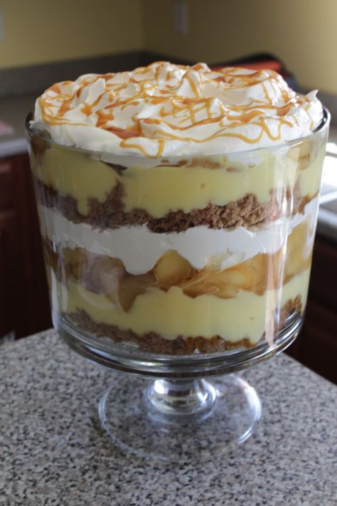 Trifle Bowl Desserts, Caramel Apple Trifle, Oreo Trifle, Trifle Recipes Easy, Easy Trifle, Trifle Bowl Recipes, Trifle Cake, Trifle Dessert Recipes, Different Desserts