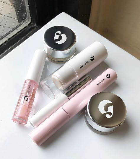 Our editor reviews Glossier's makeup collection. Read her thoughts here. Koleksi Makeup, Nice Makeup, Glossier Makeup, Makeup Pics, Glossy Makeup, Olivia Culpo, Beauty Tricks, Makeup Guide, Covent Garden