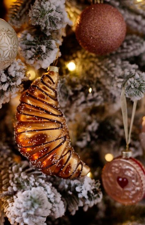 Decorating Trends 2023, Christmas Decor Styles, Beautiful Christmas Pictures, Sugar Plum Christmas, Plum Christmas, Colour Christmas, Moody Christmas, John Lewis Christmas, Local Cafe