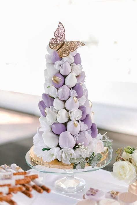 Purple Chocolate Dipped Strawberry Tower with Gold Butterfly Details Purple Butterfly Strawberries, Pink Butterfly Dessert Table, Purple Butterfly Chocolate Covered Strawberries, Chocolate Strawberries Tower, Chocolate Covered Strawberries Butterfly, Purple And Gold Strawberries, Butterfly Themed Dessert Table, Butterfly Sweets Table, Butterfly Desert Table Ideas