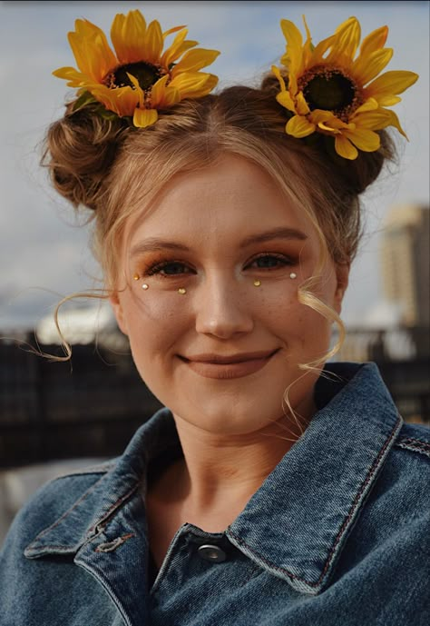 Summer Photoshoot Makeup, Sunflower Costume Makeup, Sunflower Halloween Costume Diy, Diy Sun Costume For Women, Sunflower Inspired Makeup, Sunflower Costume For Women, Diy Flower Costume Women, Sunflower Fairy Costume, Sunflower Makeup Looks