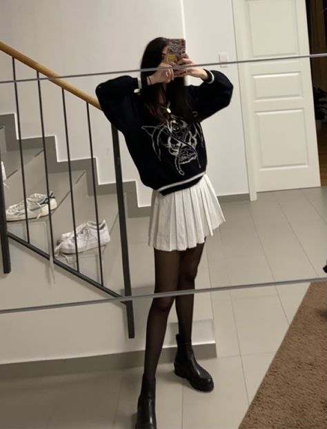 Tennis Skirt And Tights, Tennis Skirt With Tights, Outfit Inspo Winter, Tennis Skirt Outfit, Winter Skirt, Skirt Outfit, Tennis Skirt, Skirt Outfits, Skater Skirt