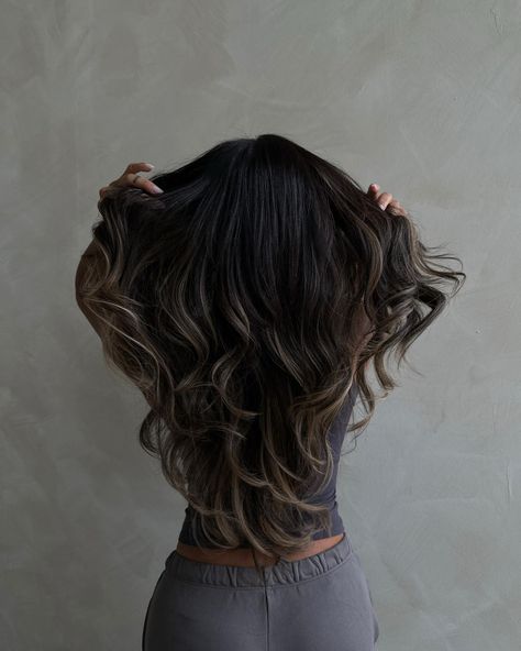 Halo Dyed Hair, Halo Highlights, Highlights Brown Hair Balayage, Natural Hair Colour, Black Hair Balayage, Perfect Hair Color, Brunette Balayage, Hair Color Light Brown, Honey Blonde Hair