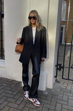 Blazer Jacket Outfits For Women, Business Casual With Dunks, Autumn Outfits 2023 Trends, Over Size Blazer Outfits, Spring Outfits 2024 Trends, Beige Hose Outfit, Blazer Jacket Outfits, Casual Uni Outfits, Dunks Outfit Woman