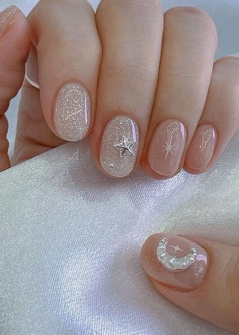 Minimalist New Years Nails, Korean New Year Nails, Glitter Nails Korean, Winter Korean Nails, Winter Nails Korean, Short Nails New Years, Korean Nail Designs Trends, New Years Short Nails, New Year Nails Short