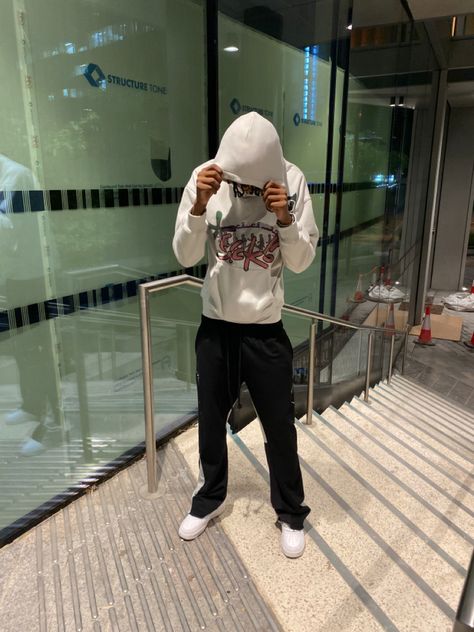 Flared Joggers Outfit Men, Flared Pants Outfit Men, Mens Joggers Outfit, White Af1, Street Outfits, Pants Outfit Men, Streetwear Pants, Joggers Outfit, Fits Inspo