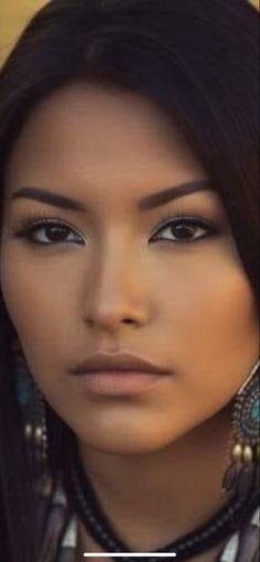 Native American Woman Photography, Native Woman, Biracial Women, Native American Woman, Native American Pictures, Most Beautiful Eyes, Dark Skin Beauty, Native American Heritage, Girl Celebrities