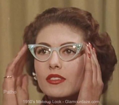 Girls who wear Glasses – Vintage advice. | Glamourdaze 50s Glasses Women, 1940s Sunglasses Women, 1950s Glasses Women, 1960s Glasses Women, Cat Eye Glasses Aesthetic, Cool Eye Glasses, 1950's Makeup, 50s Glasses, 60s Glasses