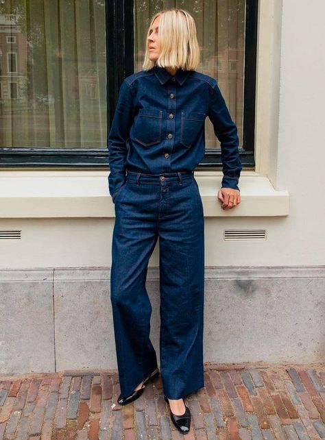 Dark Denim Outfit, Denim Shirt Outfit Women, Cold Outfits Winter, Denim On Denim Outfits, Minimalist Winter Outfit, Dark Denim Shirt, Minimalist Dressing, Overalls Style, Denim Bar