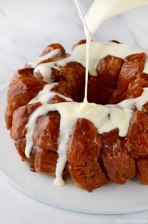 Monkey Bread with Cream Cheese Glaze - Just a Taste Recipe For Monkey Bread, Cream Cheese Monkey Bread, Impressive Breakfast, Farmhouse Cooking, Festive Dessert Recipes, Bread With Cream Cheese, Easy Monkey Bread, Cheddar Mac And Cheese, Easy Puff Pastry