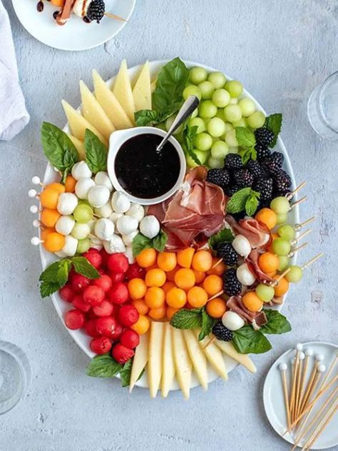 Appetizers Boards, Prosciutto Skewers, Melon And Prosciutto, Prosciutto Melon, Quick And Easy Snacks, Picnic Backyard, Watermelon Ball, Antipasto Skewers, Crudite Platter