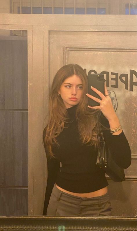 @luciaaferrato Hide Face Mirror Selfie, Pose Hide Face, Men Mirror Selfie, Mirror Selfie Aesthetic No Face, No Face Mirror Selfie, Mirror Selfie Men, Mirror Selfie Captions, Face Mirror Selfie, Poses Face