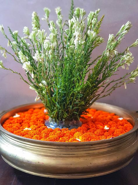 Urli Bowl Decoration Ideas, Bowl Decoration Ideas, Urli Decoration Ideas, Floral Rangoli, Urli Bowl, Ganpati Decoration Theme, Lakshmi Pooja, Diwali Cards, Corner Decoration