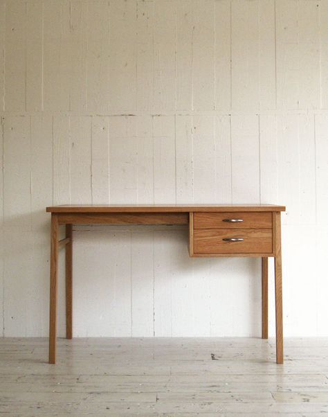 QUATTRO DESK | TRUCK FURNITURE Wooden Desk Design, Dinner Tables Furniture, Mid Century Modern Living Room Furniture, Minimalist Wood Furniture, Truck Furniture, Fine Woodworking Furniture, Study Table Designs, Kids Bedroom Walls, Minimalist Desk