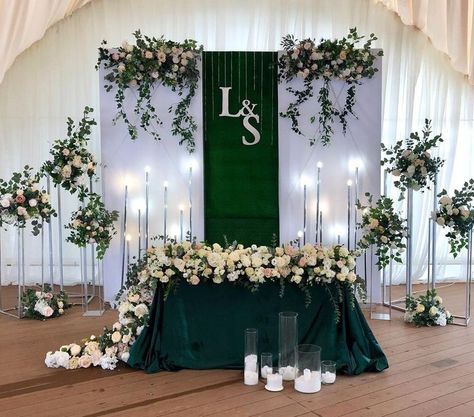 Emerald Wedding Theme, Light Wedding Decor, Emerald Wedding Decor, Emerald Wedding Colors, Emerald Green Wedding Theme, Green Wedding Decorations, Theme Green, Metal Wedding Arch, Lights Wedding Decor