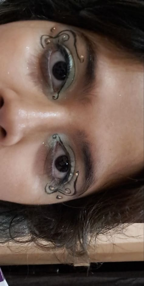 Swirly Makeup Look, Swirly Eye Makeup, Graphic Eyeliner Aesthetic, Swirly Eyeliner, Swirly Makeup, Artsy Eyeliner, Whimsical Makeup, Hippie Makeup, Funky Makeup