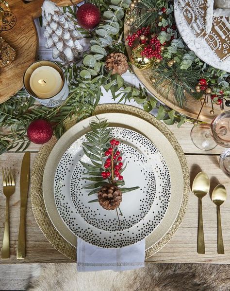 40+ Spectacular Ideas for Xmas Tablescape to Impress your Guests & Family | momooze | #xmastablescape #tablescape #xmas #christmas #food Gorgeous Centerpieces, Christmas Tablescape, Christmas Tablescapes, Festive Tables, Christmas Dining, Christmas Table Settings, Christmas Table Decorations, Holiday Tables, Christmas Deco