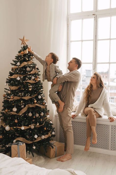 Christmas Pajama Pictures, Christmas Tree Photoshoot, Christmas Mini Shoot, Family Christmas Pictures Outfits, New Year Photoshoot, Christmas Pictures Outfits, Christmas Poses, Christmas Family Photoshoot, Xmas Pictures