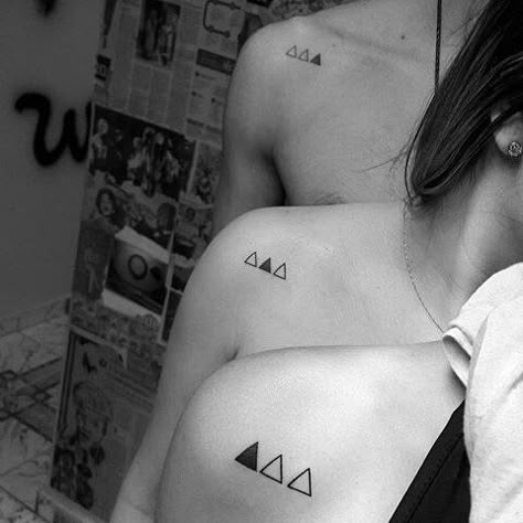 That's a great idea for my sisters and brothers Sister Tats, Brother Tattoos, Tattoo Trend, Sibling Tattoos, Sister Tattoo, Hawaiian Tattoo, Bff Tattoos, Friendship Tattoos, Mother Daughter Tattoos