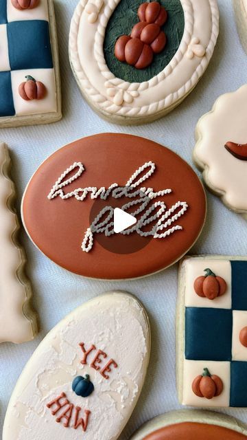 Cami | Custom Decorated Sugar Cookies on Instagram: "A quick rope lettering tutorial✨

Biggest tips: 
- use an outline consistency or thicker otherwise your lines won’t be defined 

- let your base lettering dry!! Otherwise instead of the dashes wrapping over they are going to start to combine together or you will accidentally dent/move the piped line 

- slightly overlap your dashes so they look like one cohesive rope 

- take breaks and rest to hands and wrist🤍🤍

#westerncookies #cookiedecorating #cookiedecoratingtips #cookieart #cookiedesign #cookieartist #camiscookieco #howdy #howdyfall #sugarcookies #sugarcookiedecorating #royalicingcookies #royalicingtutorial #royalicingsugarcookies #royalicingpiping #cookielettering" Royal Icing Piping, Music Cookies, Turkey Cookies, Lettering Tutorial, Cookie Art, Icing Cookies, Cookie Designs, Royal Icing Cookies, Royal Icing