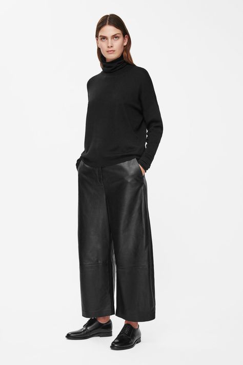 Leather Trousers Outfit, Culottes Outfit, Leather Culottes, Leather Pants Outfit, Design Wardrobe, Looks Street Style, Leather Trousers, 가을 패션, Cropped Trousers