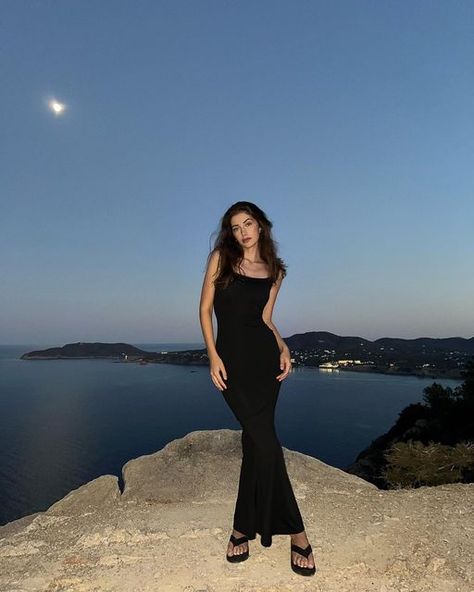 Poses For Pictures Instagram Standing In A Dress, Long Dress Poses, Gown Poses, Black Dress Aesthetic, Prom Pose, Candid Poses, Single Poses, Dress Poses, Movie Date Outfits