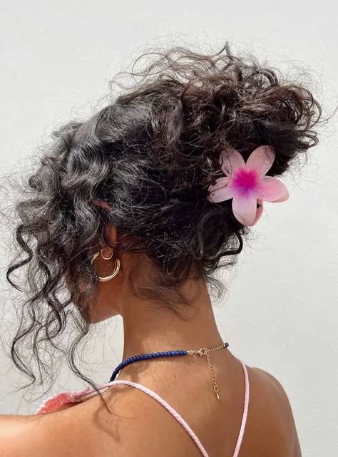 22 Ideas Summer Updo Hairstyles: Elegant, Cute, and Easy Braids, Buns, and Ponytails for All Hair Types Women's Mohawk, Red Hairstyles, Curly Hair Inspo, Vacation Hairstyles, Mohawk Hairstyles, Hairdos For Curly Hair, Hairstyles Women, Women's Hairstyles, Curly Hairstyles