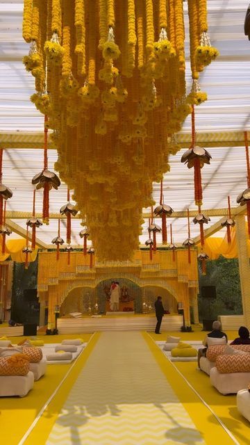 Haldi Function Decoration, Indian Outdoor Wedding Decor, Haldi Ceremony Decorations, Wedding Decorator, Night Wedding Decor, Wedding Entrance Decor, Classic Wedding Decorations, Mandap Decor, Luxury Wedding Decor