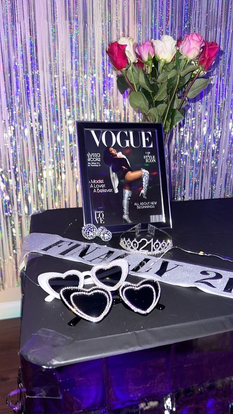 Vogue Birthday Theme, Glitz And Glam Party Ideas, Vogue Party Theme Ideas, Vouge Birthday Theme, Celebrity Party Theme, Vogue Themed Party, Met Gala Birthday Party, Glitz And Glam Party Decorations, Vogue Birthday Party