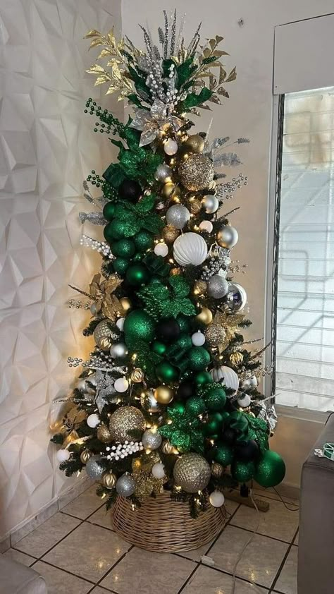 Ponce TV Green Christmas Tree Decorations, Glam Christmas Tree, Black Christmas Decorations, Elegant Christmas Tree Decorations, Pretty Christmas Decorations, Christmas Tree Decorating Themes, Christmas Candle Decorations, Elegant Christmas Trees, Creative Christmas Trees