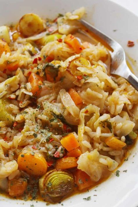 Raw Cabbage Recipe, Greek Cabbage, Cabbage And Rice, Rice Stew, Seasonal Veggies, Cabbage Stew, Cabbage Rice, Vegetarian Cabbage, Vegetable Stew