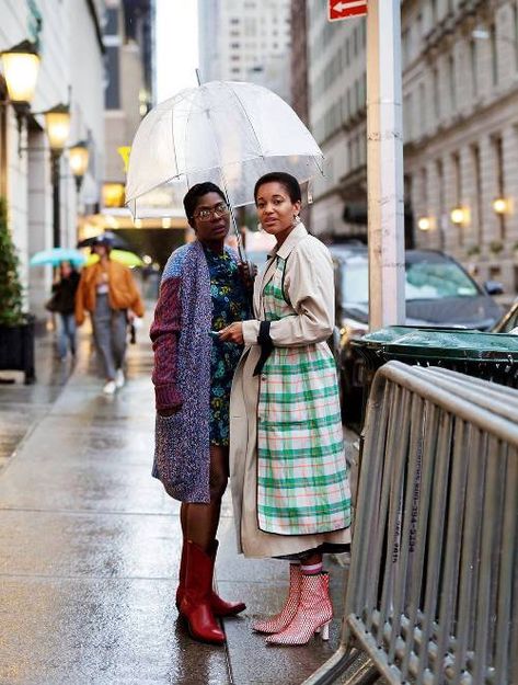 Rainy-Day Outfits: 14 Looks to Stay Chic When Wet | Who What Wear UK Rainy Outfit Ideas, Winter Rainy Day Outfit, Rainy Weather Outfits, Cold Rainy Day Outfit, Rainy Outfit, Rainy Day Outfit For Spring, Rainy Day Outfit For Work, Rainy Day Fashion, Outfit Formulas