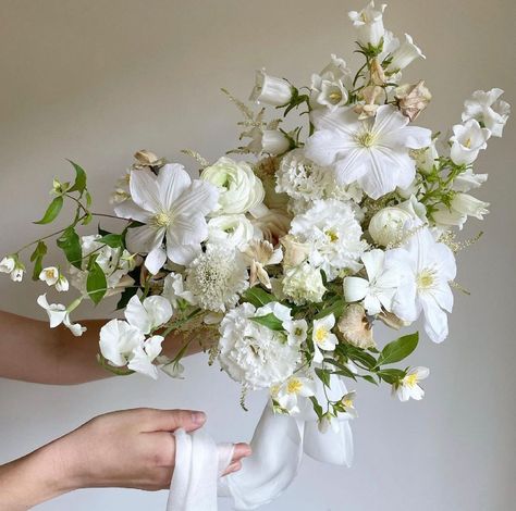 Mother Of The Bride Flowers, Cream Garden, Modern Bridal Bouquets, Flowers Composition, Evergreen Flowers, White Bouquets, White Gardenia, Wedding Bouquets Bride, Cream Flower