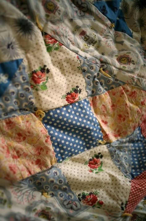 Appalachian Grandma Aesthetic, Cottagecore Quilt, Country Quilts, Childhood Movies, Vintage Quilt, Farmhouse Cottage, Prairie Style, Grandmas House, Patchwork Quilt