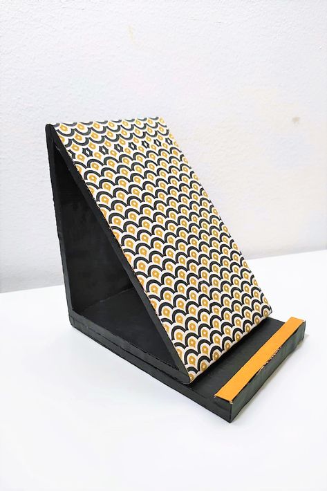 Mobile Stand Diy Phone Holder, Diy Book Holder Stand Cardboard, Diy Phone Stand Homemade, Diy Phone Stand Easy, Cardboard Phone Stand, Mobile Stand Diy, Diy Book Holder, Cell Phone Holder Diy, Diy Book Stand