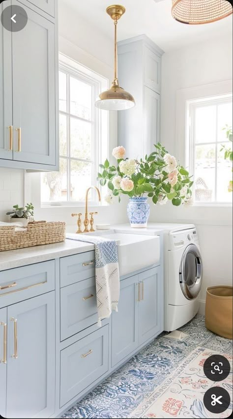 Aqua Laundry Room Ideas, Serena And Lily Laundry Room, Preppy Laundry Room, Light Blue Laundry Room, Pink Laundry Room, Coastal Laundry Room, White Blue Kitchen, Blue Laundry Room, Elegant Laundry Room