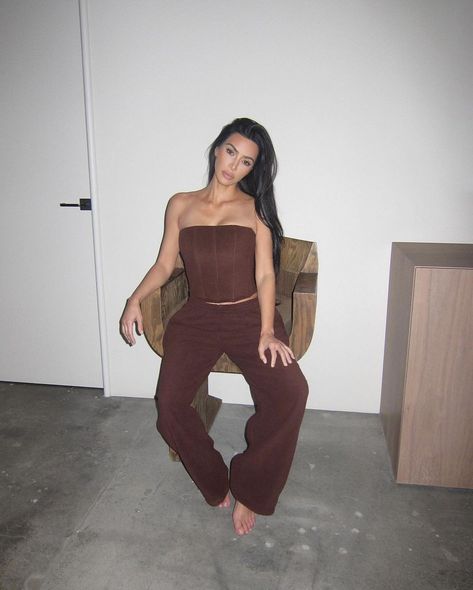 kimkardashian Earth Colors Outfit, Kloe Kardashian, Fleece Outfit, Kylie Jenner Lipstick, Kim Kardashian Style, Kardashian Style, Kris Jenner, White Halter Maxi Dress, Kardashian Jenner