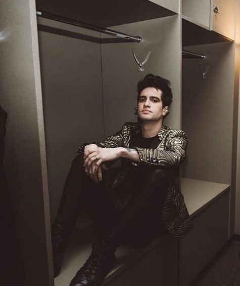 Brendon Urie Memes, Trendy Music, Brendon Urie, Panic! At The Disco, Concert Photography, Emo Bands, Music Concert, Funny Love, Love Photography