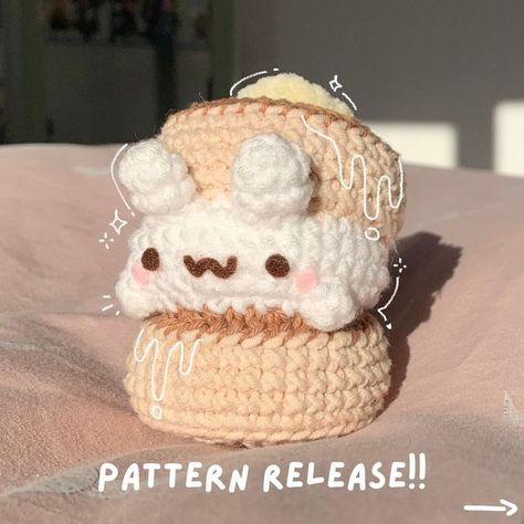 🏳️‍🌈 ally 🥞 on Instagram: "[SWIPE] My 2-in-1 pancake pattern is finally up on my Ribblr and Ko-fi (linked in my bio) I’m super excited to be bringing you guys this pattern as part of my collab with @ribblr_it ! I’ve used Ribblr a lot since the beginning of my crochet journey- their e-patterns are extremely easy to use and help me keep track of my progress, and most importantly support many talented indie pattern designers. (As I keep saying, it’s completely free to sign up on their app or web Diy Tricot, Easy Crochet Animals, Crochet Design Pattern, Kawaii Crochet, Fun Crochet Projects, Dessin Adorable, Diy Crochet Projects, Cute Crafts, Cute Doodles