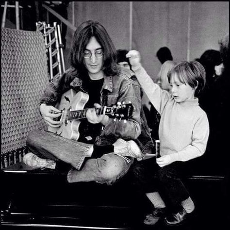 John and Julian Lennon Jhon Lennon, John Lennon And Yoko, Julian Lennon, Beatles Photos, John Lennon Beatles, Beatles Pictures, Beatles John, Swinging Sixties, Yoko Ono