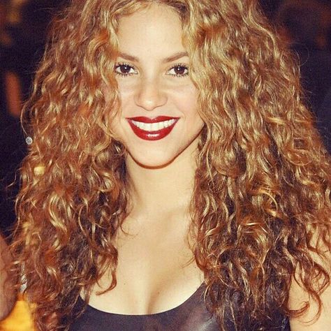 I just like her make up in this picture. Best Hairstyles For Curly Hair, Short Curly Hair Updo, Shakira Hair, Natural Curls Hairstyles, Brooke Shields, Hairstyles For Curly Hair, Curly Hair Cuts, Light Brown Hair, Medium Length Hair Cuts