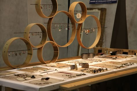 Jewelry Display Booth, Jewelry Shop Display, Craft Fair Booth Display, Jewelry Booth, Craft Market Display, Wood Jewelry Display, Vendor Displays, Hand Jewellery, Jewerly Displays