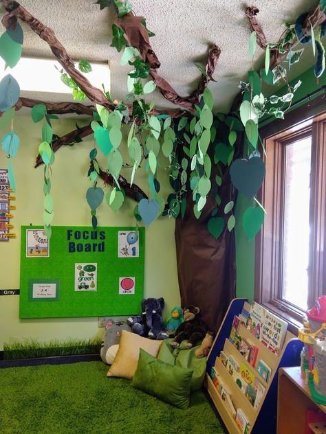 Jungle tree book corner Spring Display Ideas Classroom, Paper Branches, Book Corner Classroom, Forest Classroom, Reading Corner Classroom, Classroom Tree, Book Area, Jungle Theme Classroom, Reading Display