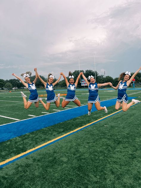 Media Day Poses Cheerleading, Cheer Pics, Sideline Cheer, Cheer Athletics, Cute Cheer Pictures, Cheer Poses, Cheerleading Pictures, Cheer Hair, High School Life