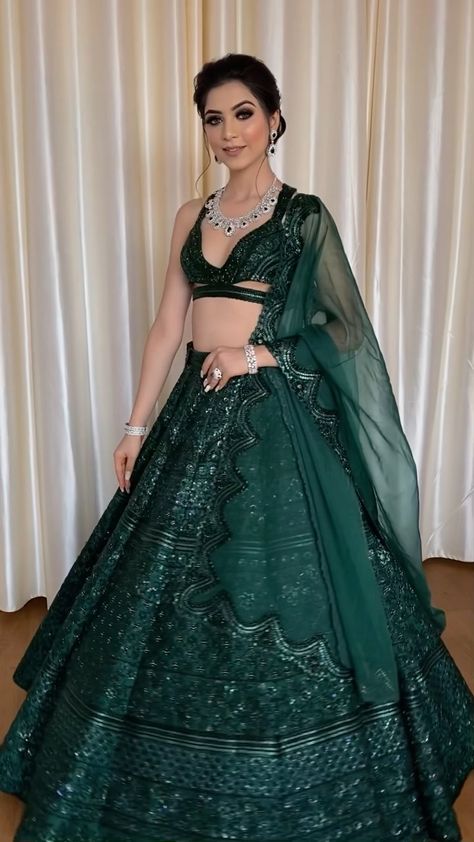 Cocktail Lehenga, Lengha Blouse Designs, Indian Bridesmaid Dresses, Indian Outfits Lehenga, Wedding Lehenga Designs, Backless Blouse Designs, Lehenga Designs Simple, Lehnga Dress, Green Lehenga